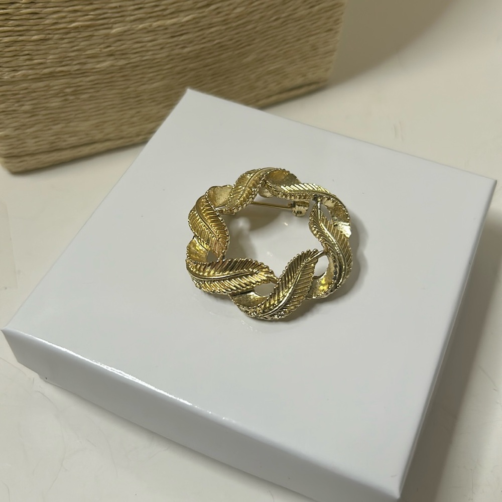 Brooch gold tone leaves wreath design